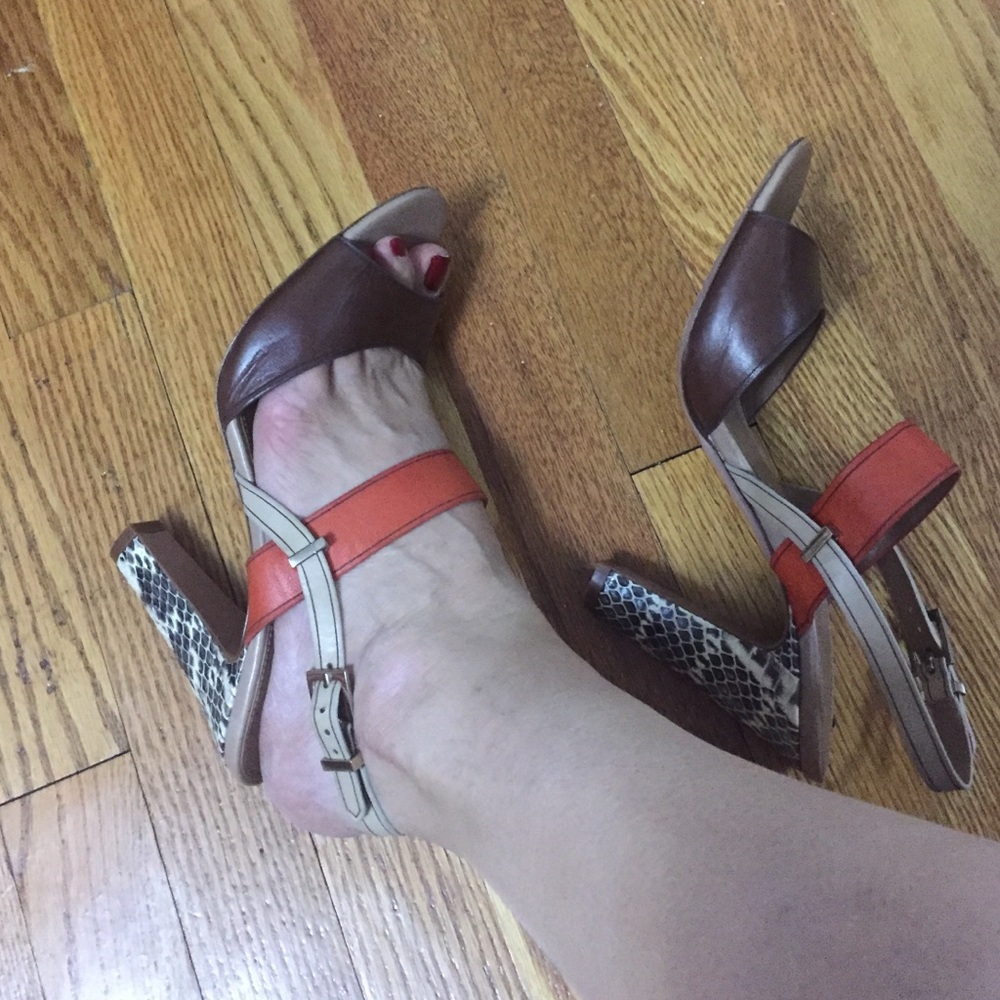 ✨Elie Tahari✨❤️Beautiful brown and orange sandals.